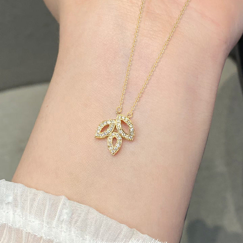 GoldenLeaf Elegance Necklace